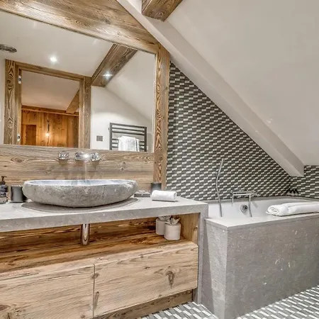 Lovely Chalet With Pool * クールマイユール